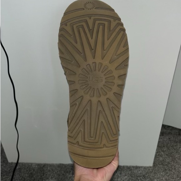 UGG - Picture 5 of 7